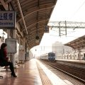 读者头像，一位通勤者在站台上用手机阅读入口核验记录